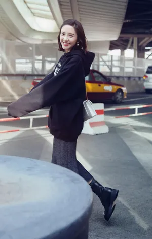 唐艺昕甜美元气机场照图片