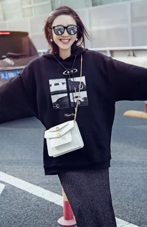 唐艺昕甜美元气机场照图片_2