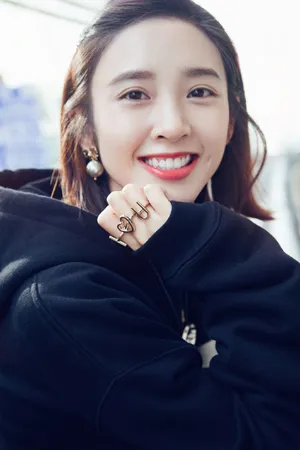 唐艺昕甜美元气机场照图片_4