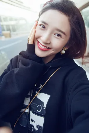 唐艺昕甜美元气机场照图片_5