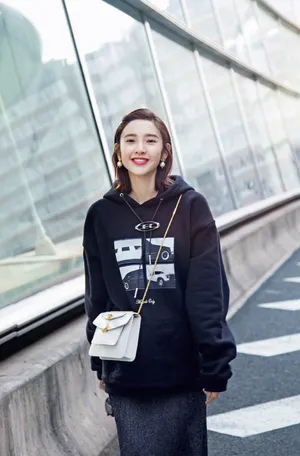 唐艺昕甜美元气机场照图片_6