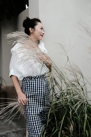 原子飞格子裙文艺性感写真图片_4