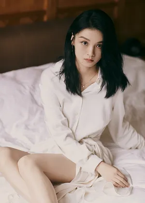 明星春夏熟女风性感写真图片第1张