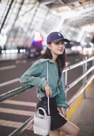 李沁休闲私服机场写真图片_2