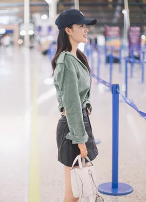 李沁休闲私服机场写真图片_3