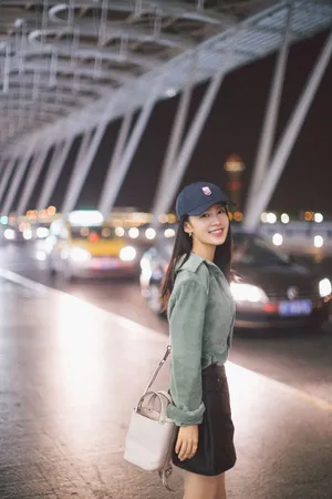 李沁休闲私服机场写真图片_4