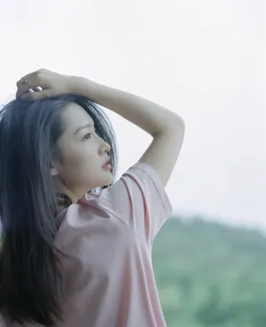 李沁捧花清纯甜美写真图片