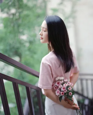 李沁捧花清纯甜美写真图片_2