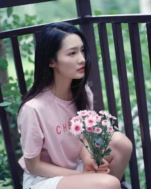 李沁捧花清纯甜美写真图片_3