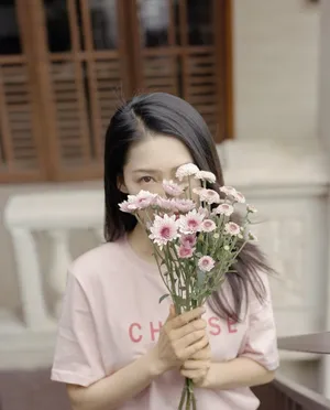 李沁捧花清纯甜美写真图片_4