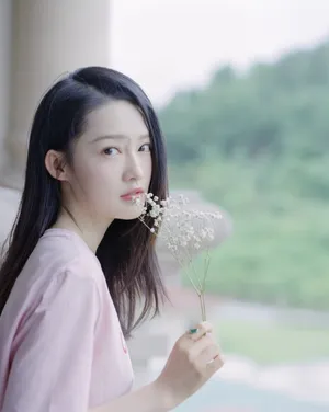 李沁捧花清纯甜美写真图片_5