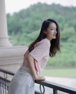 李沁捧花清纯甜美写真图片_6