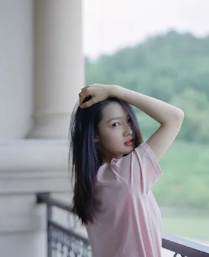 李沁捧花清纯甜美写真图片_7