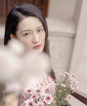 李沁捧花清纯甜美写真图片_8