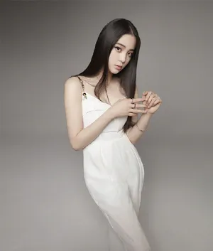 欧阳娜娜英姿飒爽黑白写真图片_3