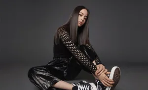 欧阳娜娜英姿飒爽黑白写真图片_4