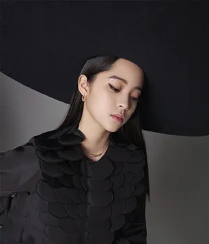 欧阳娜娜英姿飒爽黑白写真图片_5