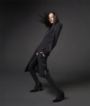 欧阳娜娜英姿飒爽黑白写真图片_7
