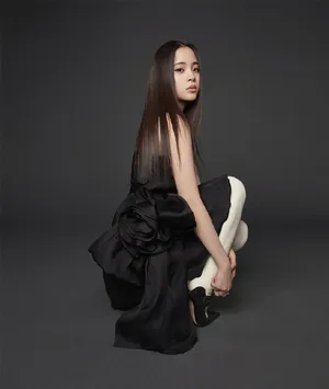 欧阳娜娜英姿飒爽黑白写真图片_8