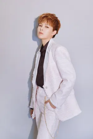 火箭少女101白裙长腿性感图片_2