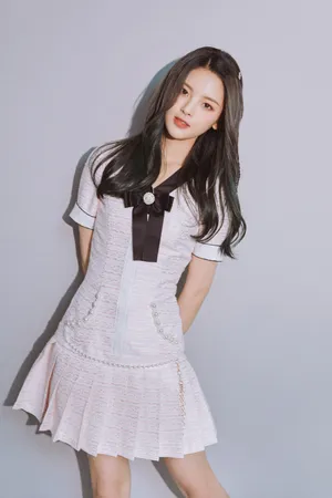 火箭少女101白裙长腿性感图片_3