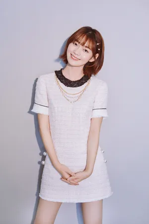 火箭少女101白裙长腿性感图片_5