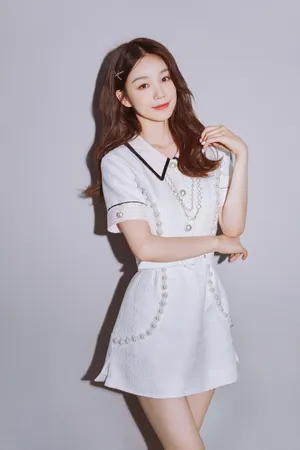 火箭少女101白裙长腿性感图片_7