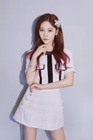 火箭少女101白裙长腿性感图片_9