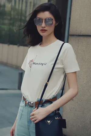 何穗清新俏皮自拍图片_2