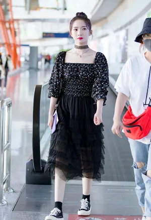 孟美岐丸子头少女风街拍图片_1
