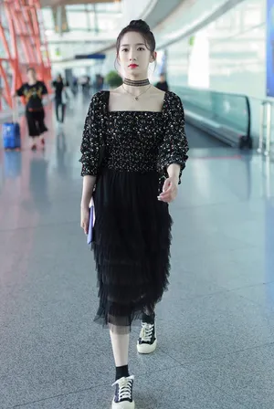 孟美岐丸子头少女风街拍图片_2