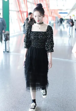 孟美岐丸子头少女风街拍图片_4