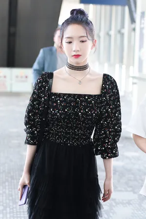 孟美岐丸子头少女风街拍图片_5