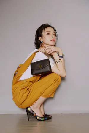 姜梓新清新俏丽时尚写真图片