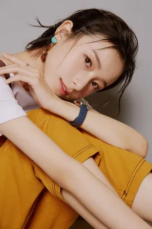 姜梓新清新俏丽时尚写真图片_4