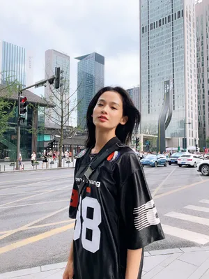 屈菁菁清爽靓丽街拍图片_1