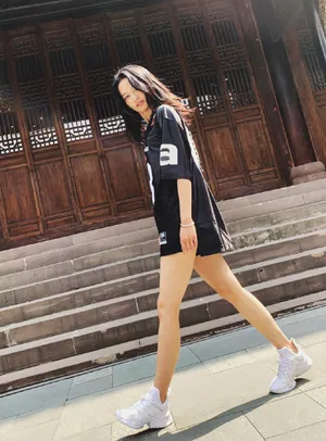 屈菁菁清爽靓丽街拍图片_6