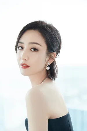 佟丽娅性感优雅写真图片