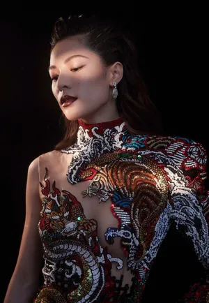 钟楚曦复古干练写真图片
