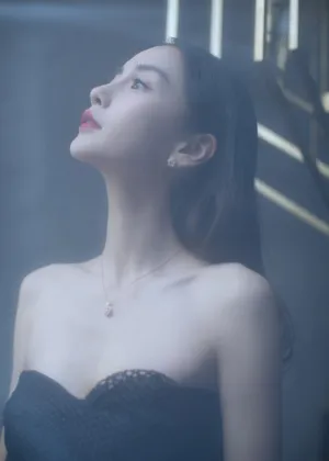 angelababy抹胸性感光影写真图片_2
