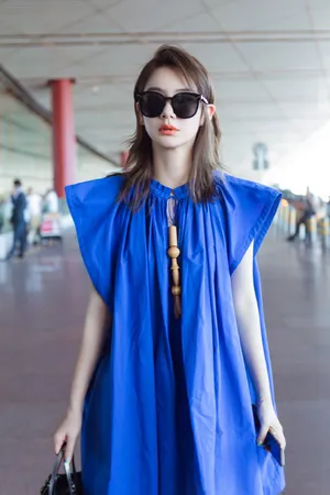 戚薇机场私服唯美街拍图片