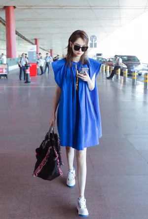 戚薇机场私服唯美街拍图片