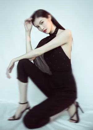 何穗性感摩登写真图片