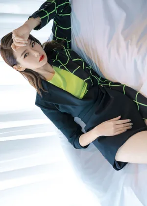 戚薇性感光影写真图片_2