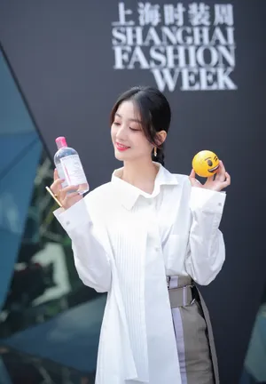 戚砚笛清新甜美街拍图片_1