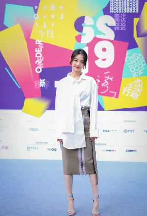 戚砚笛清新甜美街拍图片_2