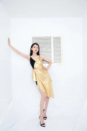 孙怡吊带裙性感写真图片_2