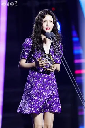杨超越卷发性感活动写真图片_4
