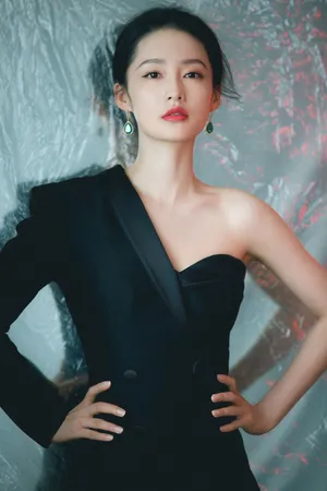 李沁黑白长裙性感写真图片