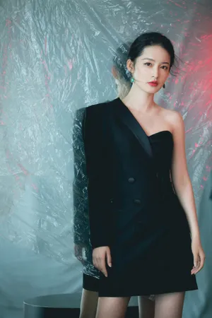 李沁黑白长裙性感写真图片